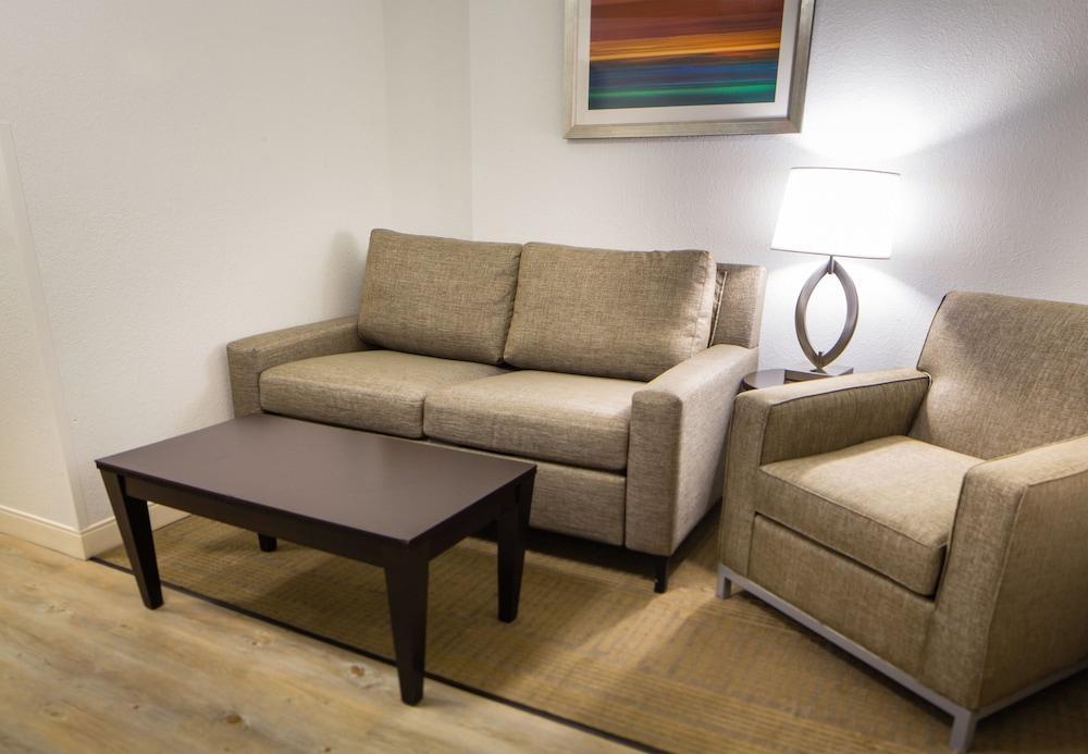 Holiday Inn Hotel & Suites Bloomington Airport By Ihg Esterno foto